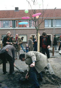 821849 Afbeelding van het planten van een boom in een onbekende straat te Utrecht.
